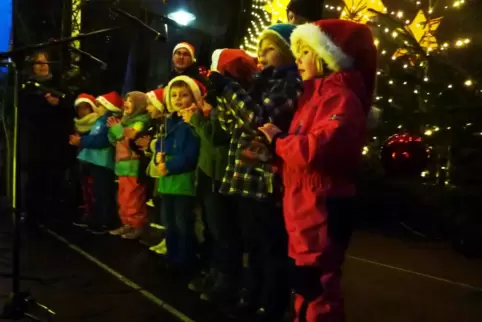 Zum musikalischen Programm des Hauensteiner Weihnachtsmarktes trugen auch die Kinder aus der Kita „Queichpiraten“ bei. 