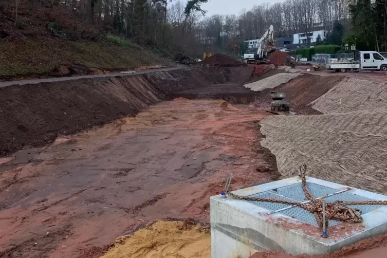 Die beiden Regenr&uuml;ckhaltebecken entlang der Leipziger Stra&szlig;e werden noch durch einen Damm getrennt. Ein M&ouml;nch (vorne im Bild) re