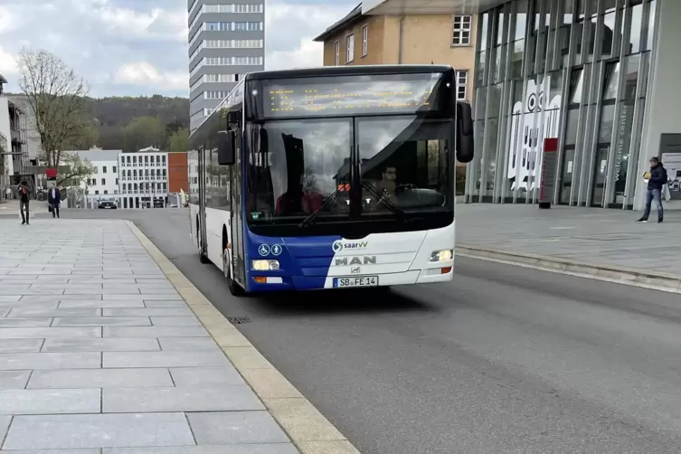 Mit dem Bus sind die Studenten vom Neunkircher Hauptbahnhof innerhalb von 40 Minuten an der Saarbrücker Uni. 