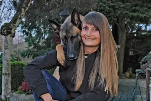 Ein eingespieltes Team: Hundetrainerin Lena Zimmer mit ihrer Malinois-Hündin Saru.