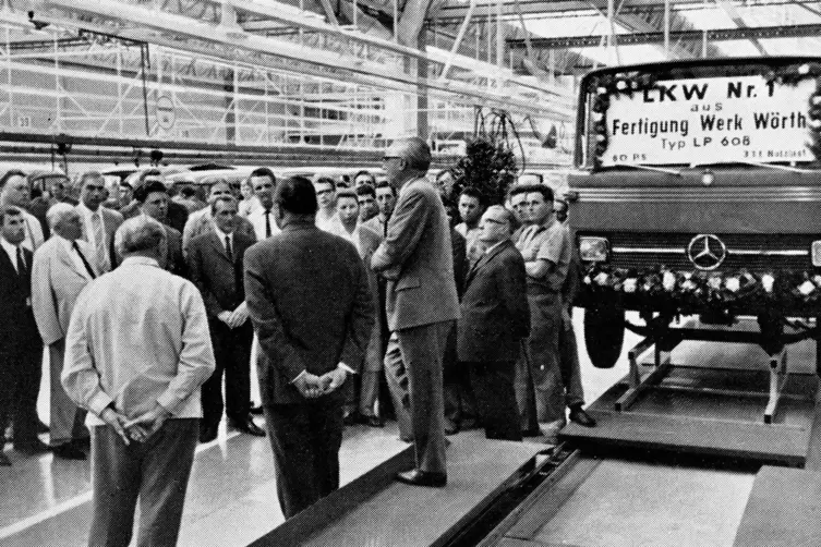 Die Vergangenheit: Der erste Lastwagen, der in Wörth produziert wurde. Nach der Zeremonie fuhr ihn ein nervöser Fahrer an die Ka