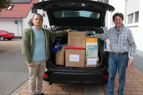 Regelmäßig kommt der ukrainische Arzt Valentin Tsymbal (links) nach Bobenheim-Roxheim und holt bei Norbert Uhl Spenden ab. 