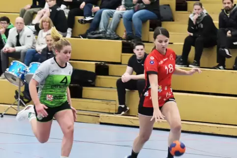 TSR-Linksaußen Viktoria Dietrich beim Tempogegenstoß, die Wörtherin Paulina Heid kann nicht folgen.