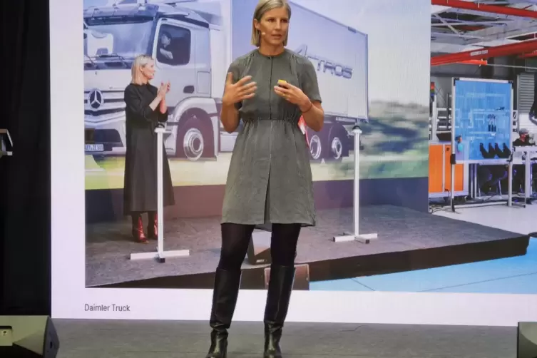 Karin Radström, Chefin der Marke Mercedes-Benz-Lkw, beim Festakt in Wörth.