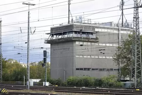 Das Stellwerk in Ludwigshafen ist derzeit ein Brennpunkt des Personalmangels bei der Deutschen Bahn. 