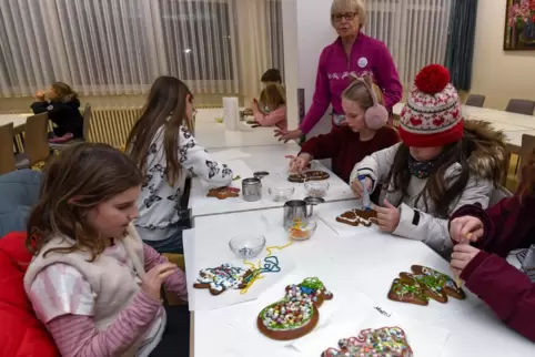 In der Werkstatt des Sozialvereins Kunterbunt verzierten Kinderhände Lebkuchen.