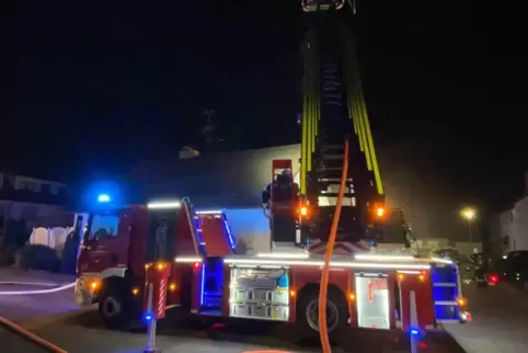Rund fünf Stunden waren die Einsatzkräfte am Montagabend mit Löscharbeiten beschäftigt. 