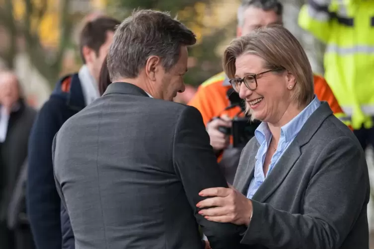 Saarlands Ministerpräsidentin Anke Rehlinger (SPD) begrüßt Bundeswirtschaftsminister Robert Habeck (Grüne). Am Montag hatte er d