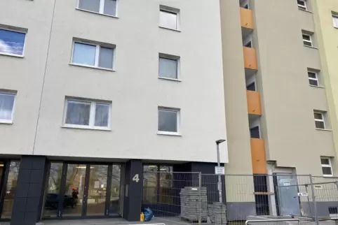 Ddie Bewohner der Dorschbergstraße 4 im rechten Teil des Hochhaus-Komplexes waren tagelang ohne Strom und warmes Wasser. 