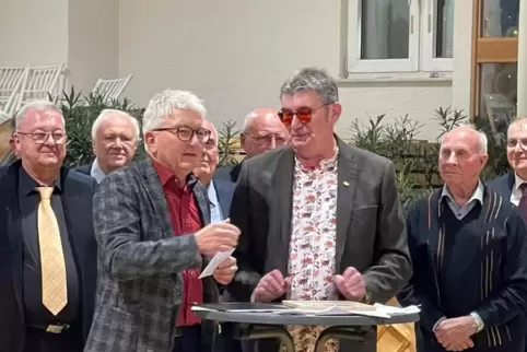 Rolf Hammel (links) überreicht Thomas Hoock die Auszeichnung.
