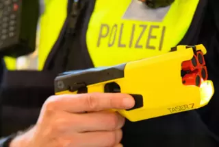 Die Polizisten mussten einen Taser einsetzen.