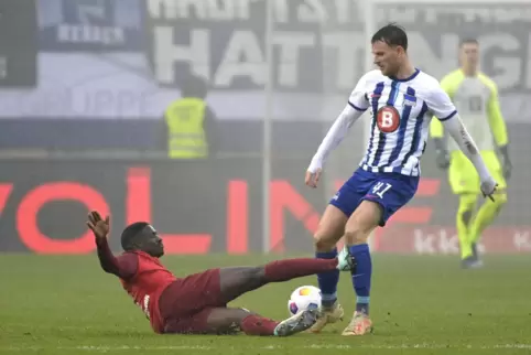 Für dieses Foul am Samstag gegen Hertha BSC bekam FCK-Profi Afeez Aremu (links) nun drei Spiele Sperre aufberummt. 