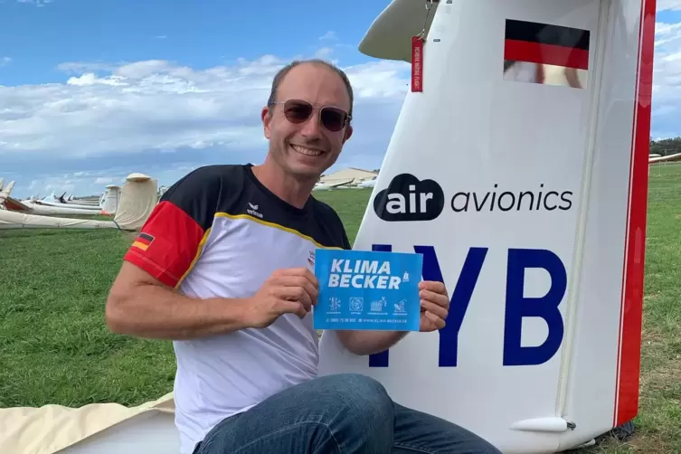 Henrik Bieler an seinem Flugzeug mit dem Kennzeichen IYB. 
