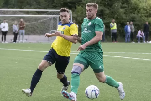 Alex Schneider (links), hier zum Saisonbeginn im Derby gegen Pierre-Marcel Radetz vom SV Kirchheimbolanden, wurde unter dem neue