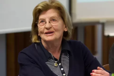 Lange hat Eva Szepesi geschwiegen. Doch jetzt will die 90-Jährige mit ihren Erzählungen die Schüler dazu ermuntern, aufmerksam z