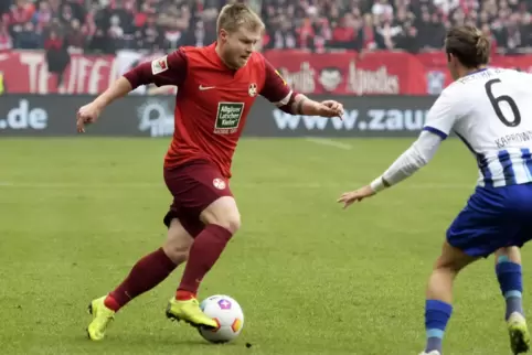 Gegen Hertha BSC zog sich Jean Zimmer einen Muskelfaserriss zu. 