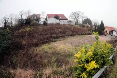 Brachfläche: Wo das Sängerheim stand, soll ein neues Dorfgemeinschaftshaus entstehen. Das Projekt ist umstritten, der Rat will d