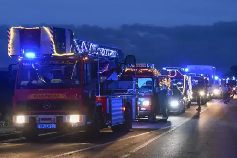 Imposantes Bild: 21 Einsatzfahrzeuge machten sich am Sonntag bei der Blaulichtfahrt auf den Weg durch die Verbandsgemeinde.