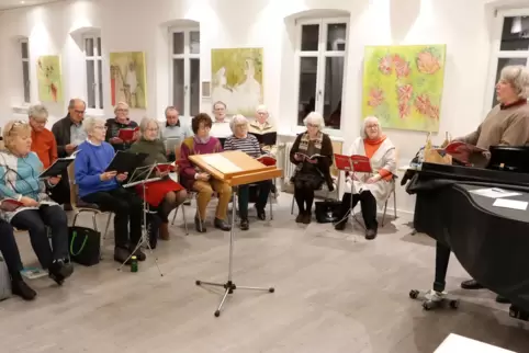 Singen in (noch) entspannter Atmosphäre: Sängerinnen und Sänger der Bezirkskantorei Kirchheimbolanden-Winnweiler bereiten sich z