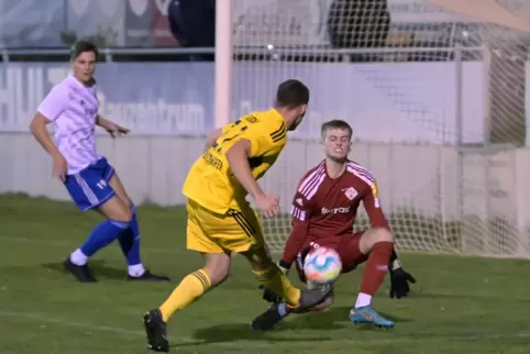 Torchance: Cedrik Rodach (gelb) vom FV Dudenhofen gegen FK Pirmasens.