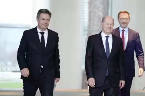 Robert Habeck (Grüne), Olaf Scholz (SPD) und Christian Lindner (FDP) vor dem Pressestatement zur Einigung für den Bundeshaushalt