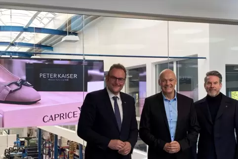 Die Marke Peter Kaiser gehört zukünftig zu Caprice: Oberbürgermeister Markus Zwick gratuliert Jürgen Cölsch, dem geschäftsführen