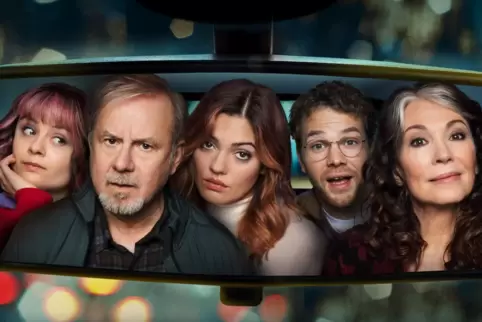 Im Taxi: Susi (Lena Urzendowsky, li), Josef (Joachim Król), Tiana (Nilam Farooq), Philipp (Ben Münchow) und Marianne (Iris Berbe