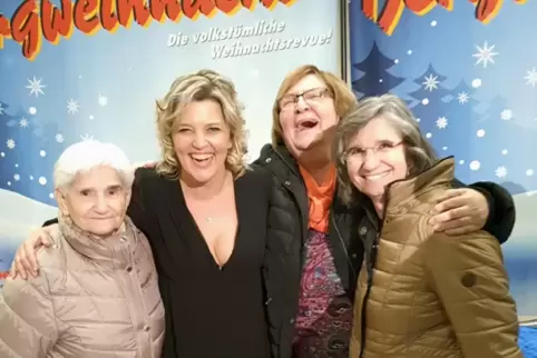 Bergweihnacht 2022: Gerda Schäffler, Gabi Herberger und Brigitte Herzenstiel (von links) treffen Nadin Meypo (schwarzes Kleid). 