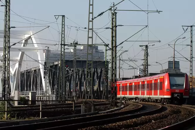Heute überqueren planmäßig sechs S-Bahn-Zugpaare pro Stunde den Rhein zwischen Ludwigshafen und Mannheim. Von den Zügen aus der