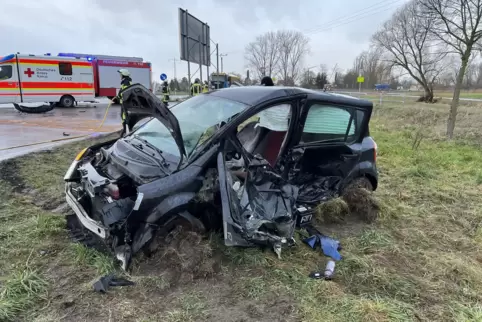 Im März hatte der Fahrer dieses Wagens beim Abbiegen auf die B39 bei Geinsheim einen Kombi übersehen. Trotz aller Anstrengungen 