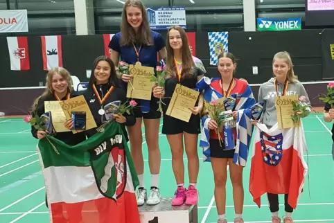 Standen bei der Badminton-Einzelmeisterschaft der U17 ganz oben auf dem Treppchen: Katharina Nilges (oben rechts) mit ihrer Dopp