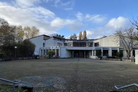Zuletzt wurde die leerstehende Bienwaldschule als Übergangsquartier für Flüchtlinge aus der Ukraine vorgehalten.