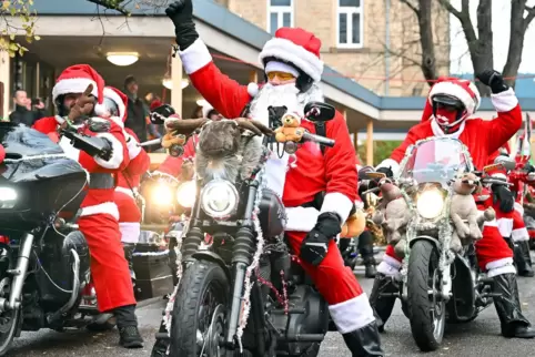 Wurden an den Stopps mit Jubel empfangen: die Riding Santas, hier im Hof der Grundschule in Mußbach. 
