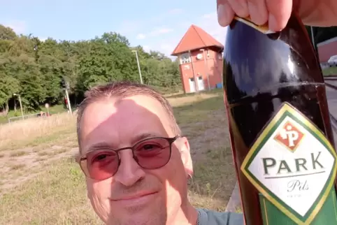 Das Bild von Carsten Behm mit Bier und dem Stellwerk im Hintergrund entstand in Stralsund. 