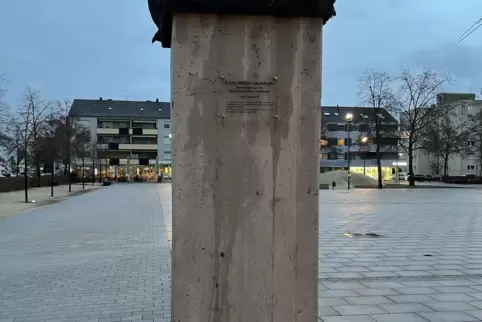 Berliner Platz: Stele mit Tafel. 