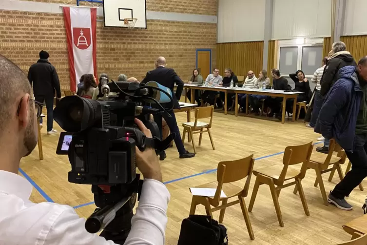 Das Medieninteresse war groß bei der konstituierenden Gemeinderatssitzung in Freisbach. 