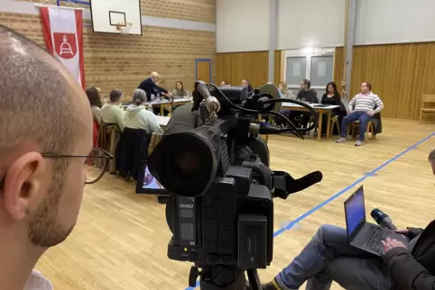Das Medieninteresse war groß bei der konstituierenden Gemeinderatssitzung in der Freisbacher Sport- und Kulturhalle. 