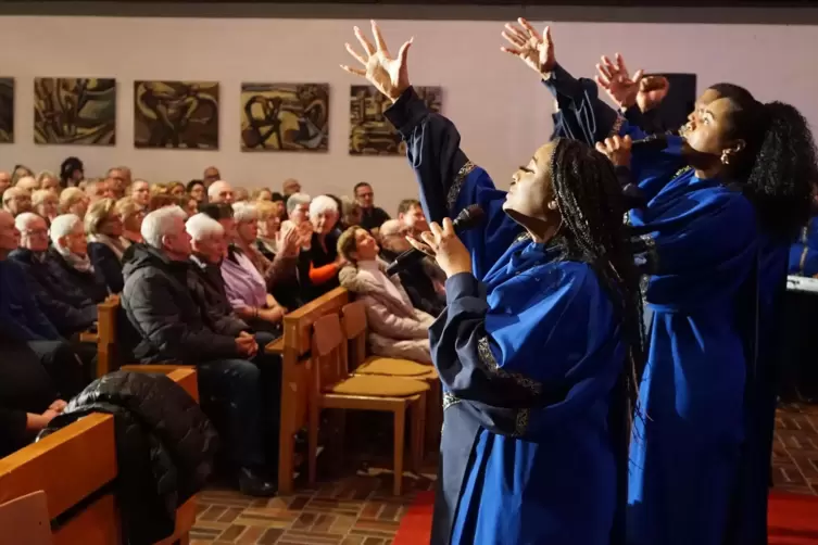 Nach „Amazing Grace“ zum Aufwärmen beschließt der Bandleader, eine Gospelschule in der Lutherkirche zu eröffnen und lässt das Pu