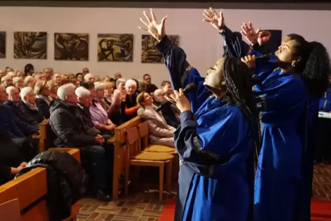 Nach „Amazing Grace“ zum Aufwärmen beschließt der Bandleader, eine Gospelschule in der Lutherkirche zu eröffnen und lässt das Pu
