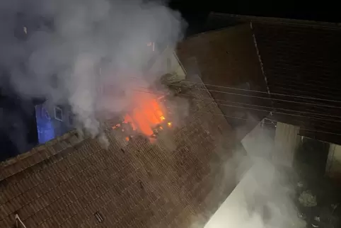 Der Dachstuhl brannte.