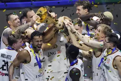 Der größte Triumph in der deutschen Basketball-Geschichte: Die DBB-Auswahl feiert im September den Gewinn der Weltmeisterschaft.