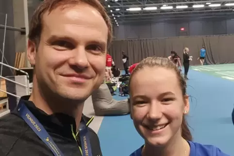 Katharina Nilges und ihr Trainer Christian Stern bei der Badminton-EM, wo seine Schülerin die Silbermedaille holte. 