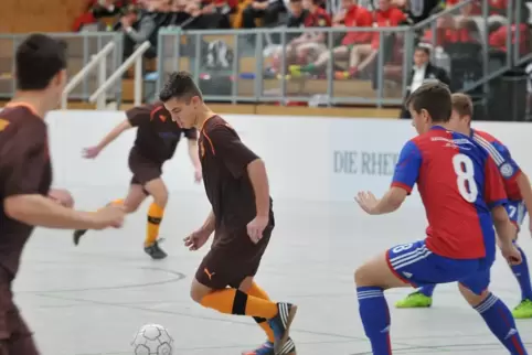 Turnierszene von 2013: Timm Dudek, damals B-Junior beim FK Pirmasens und heute Verbandsligaspieler in Hermersberg, behauptet den