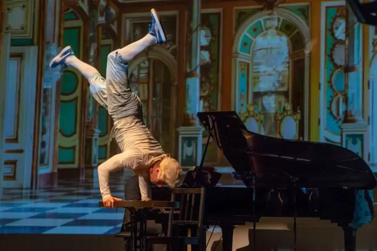Mozart wird in der Breakdance-Show „Breakin' Mozart“ ins 21. Jahrhundert katapultiert – ganz wortwörtlich.