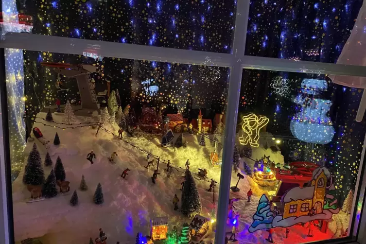 Ein Blick in die Fenster im Erdgeschoss lohnt sich. 