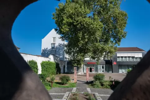Bald beginnt der Umbau: Standort der Sparkasse in der Wormser Straße. 