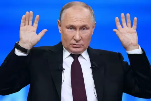 Beim mehrstündigen Medienspektakel zeigt sich Wladimir Putin selbstzufrieden. 