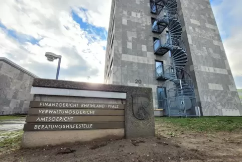 Die Richter des Verwaltungsgerichts Neustadt sehen die Klage der Ortsgemeinde als nicht korrekt eingereicht an.