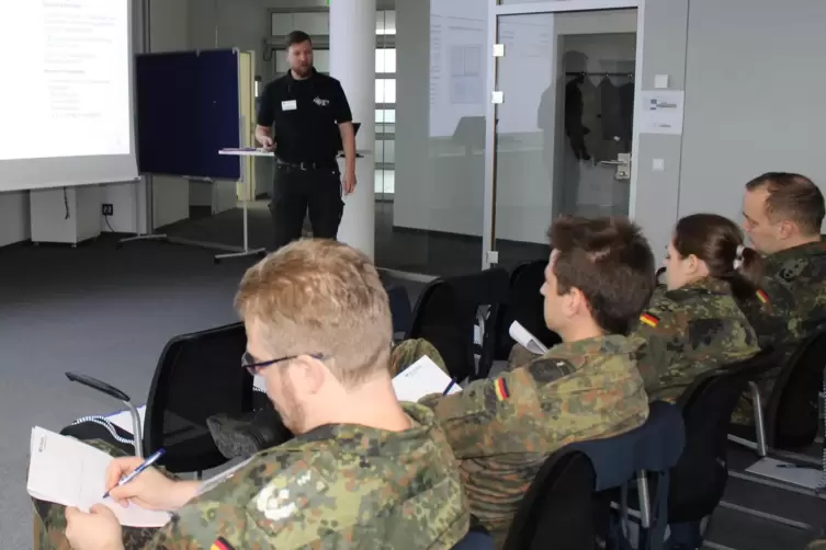 Bildeten sich an der Ludwigshafener BG Klinik fort: Soldatinnen und Soldaten der Bundeswehr.