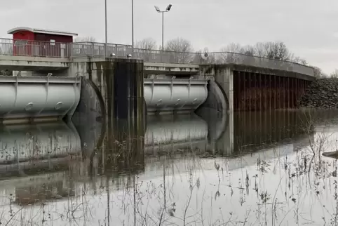 Mit diesen zwei Klappen kann eine Hochwasser-Spitze gekappt werden: notfalls sogar von Hand.